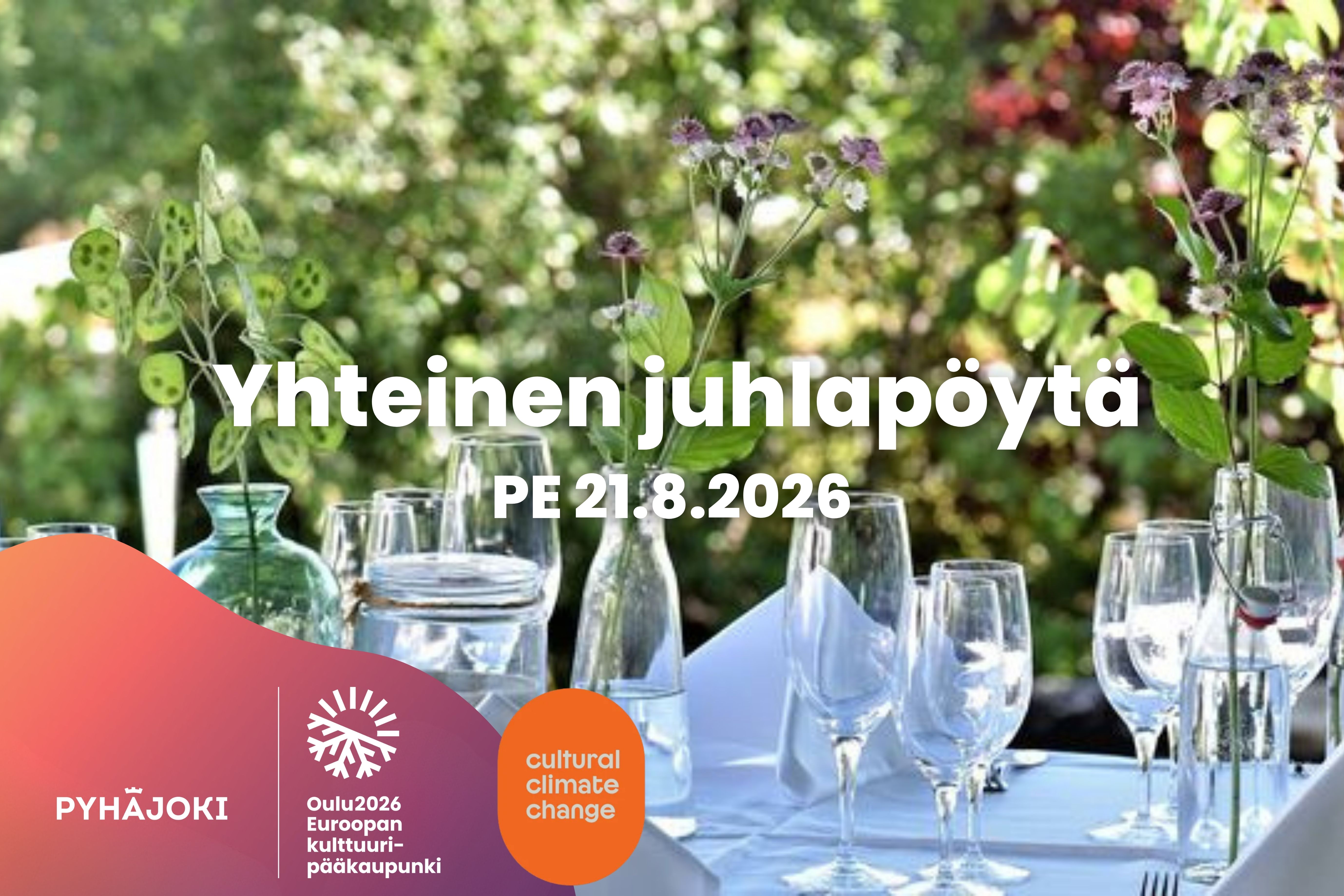 Graafinen mainos Yhteisestä juhlapöydästä, jossa kuvana ruokapöytä kesäisellä pihalla.
