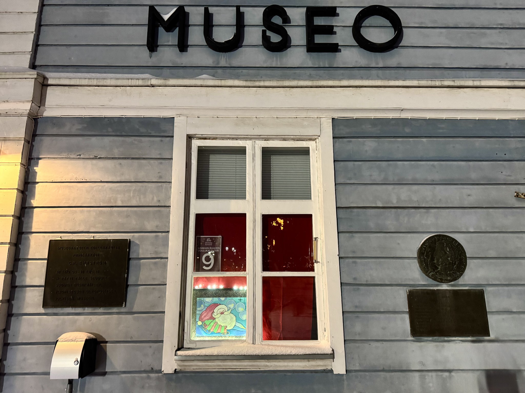 Wanhan Raahen joulukalenterin ikkuna, jossa piirros joulupukista.