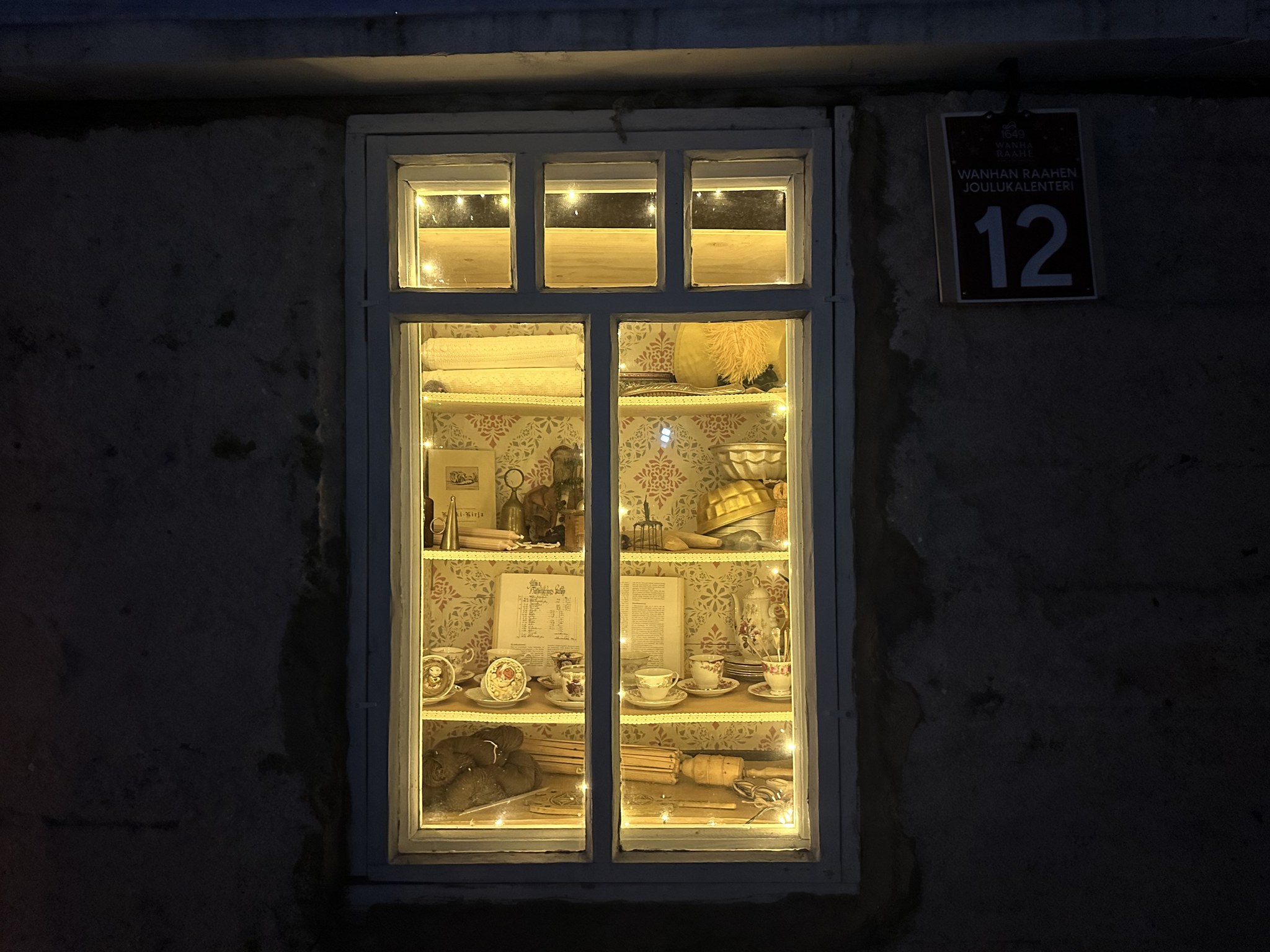 Wanhan Raahen joulukalenterin ikkuna, jossa vanhan ajan keittiövälineitä.