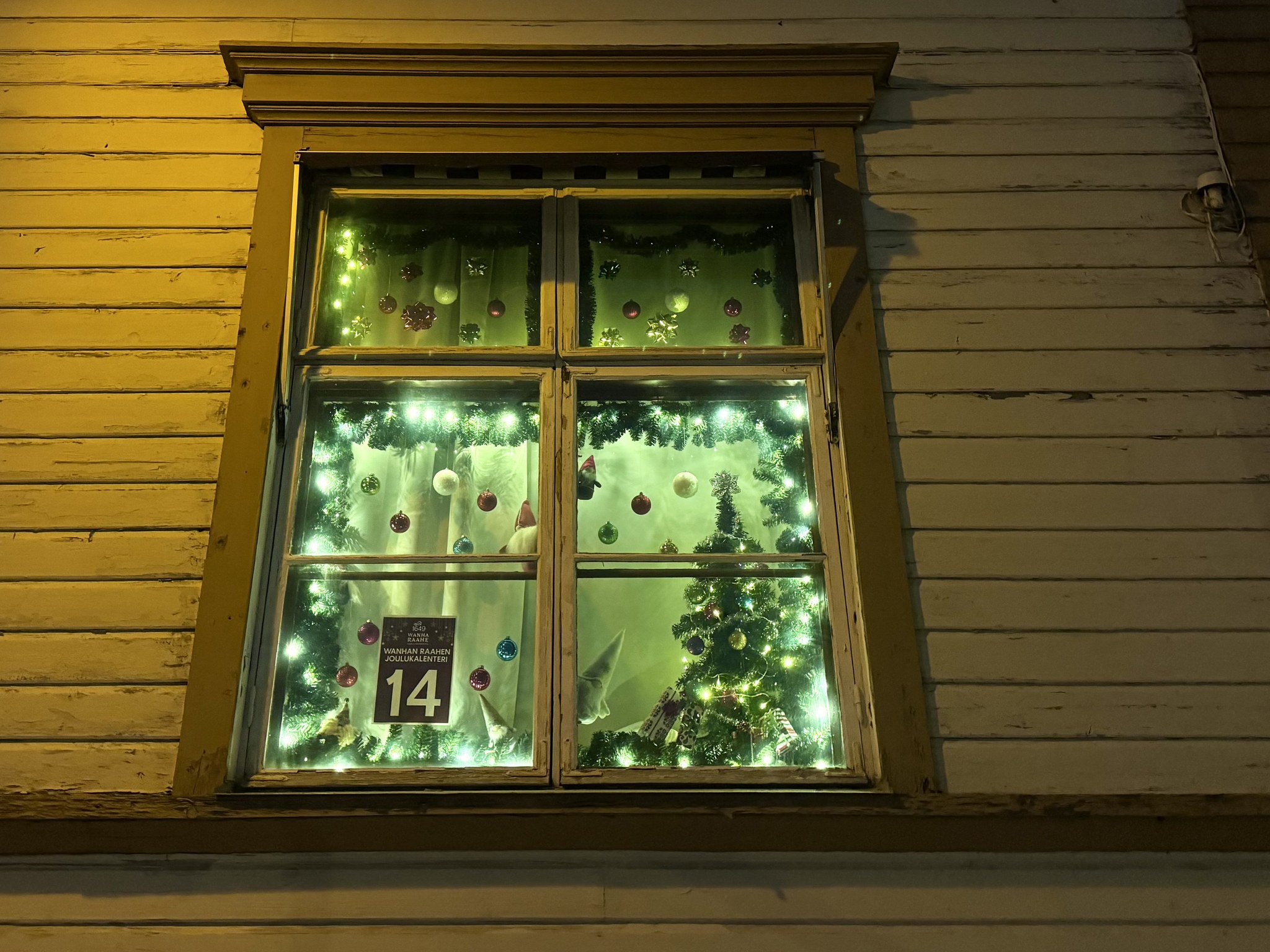 Wanhan Raahen joulukalenteri, jossa joulukoristeita ja tonttuja.