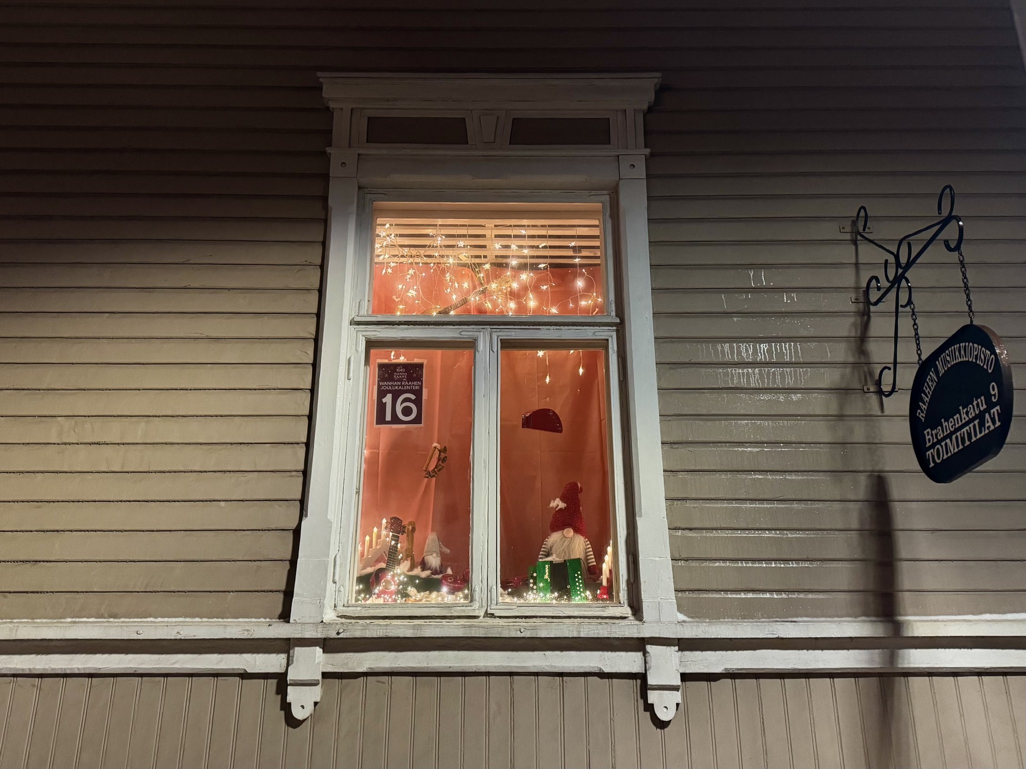 Wanhan Raahen joulukalenterin ikkuna, jossa tonttuja musisoimassa.
