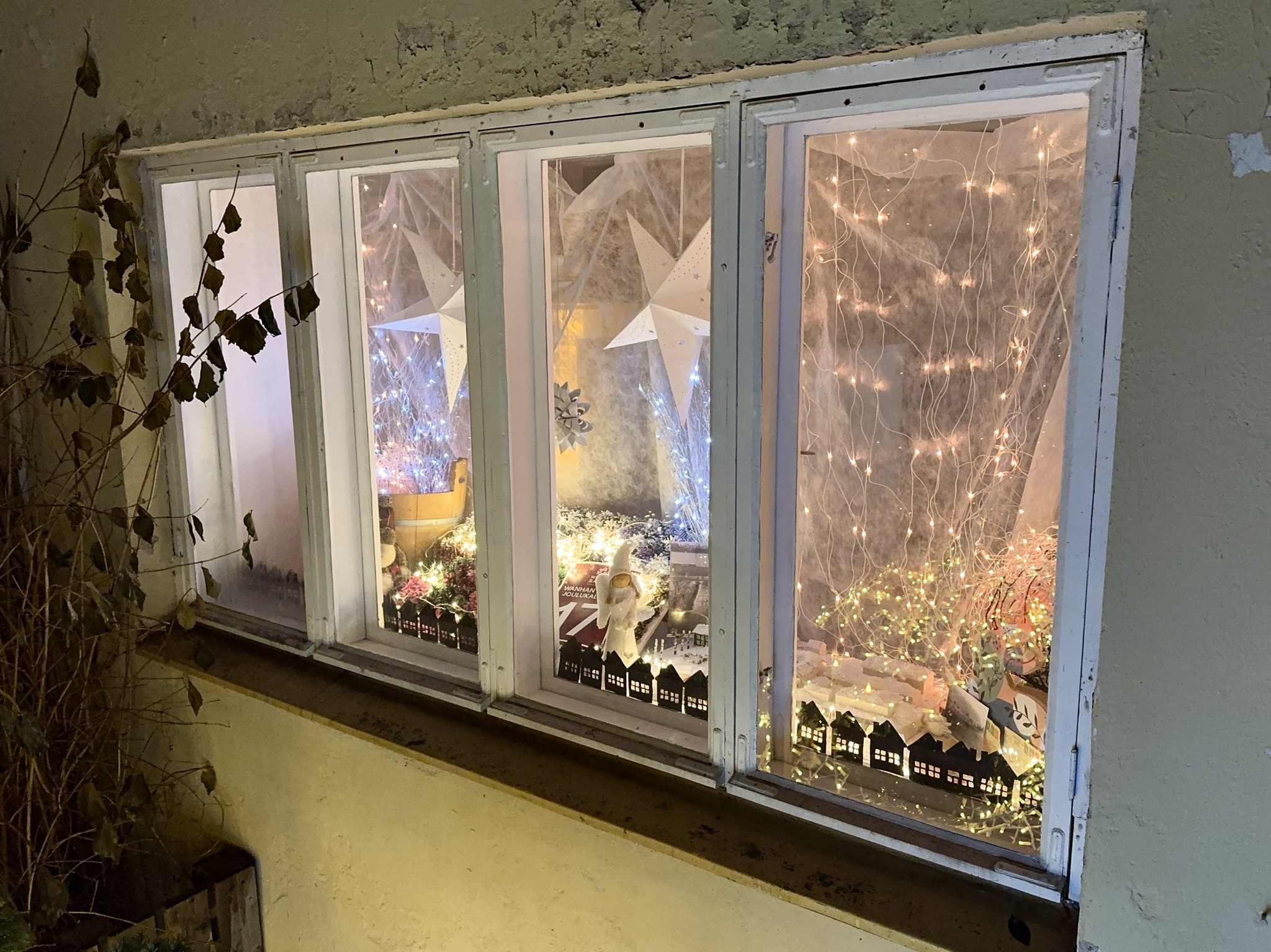 Wanhan Raahen joulukalenterin ikkuna, jossa jouluinen maisema. 