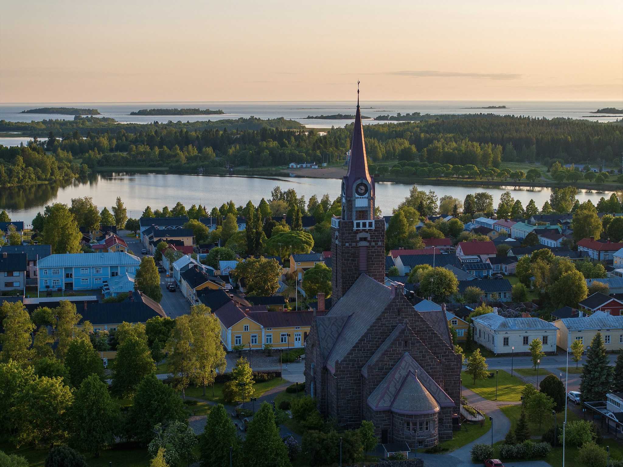 Raahen kirkko ja ilmakuvaa Wanhasta Raahesta.