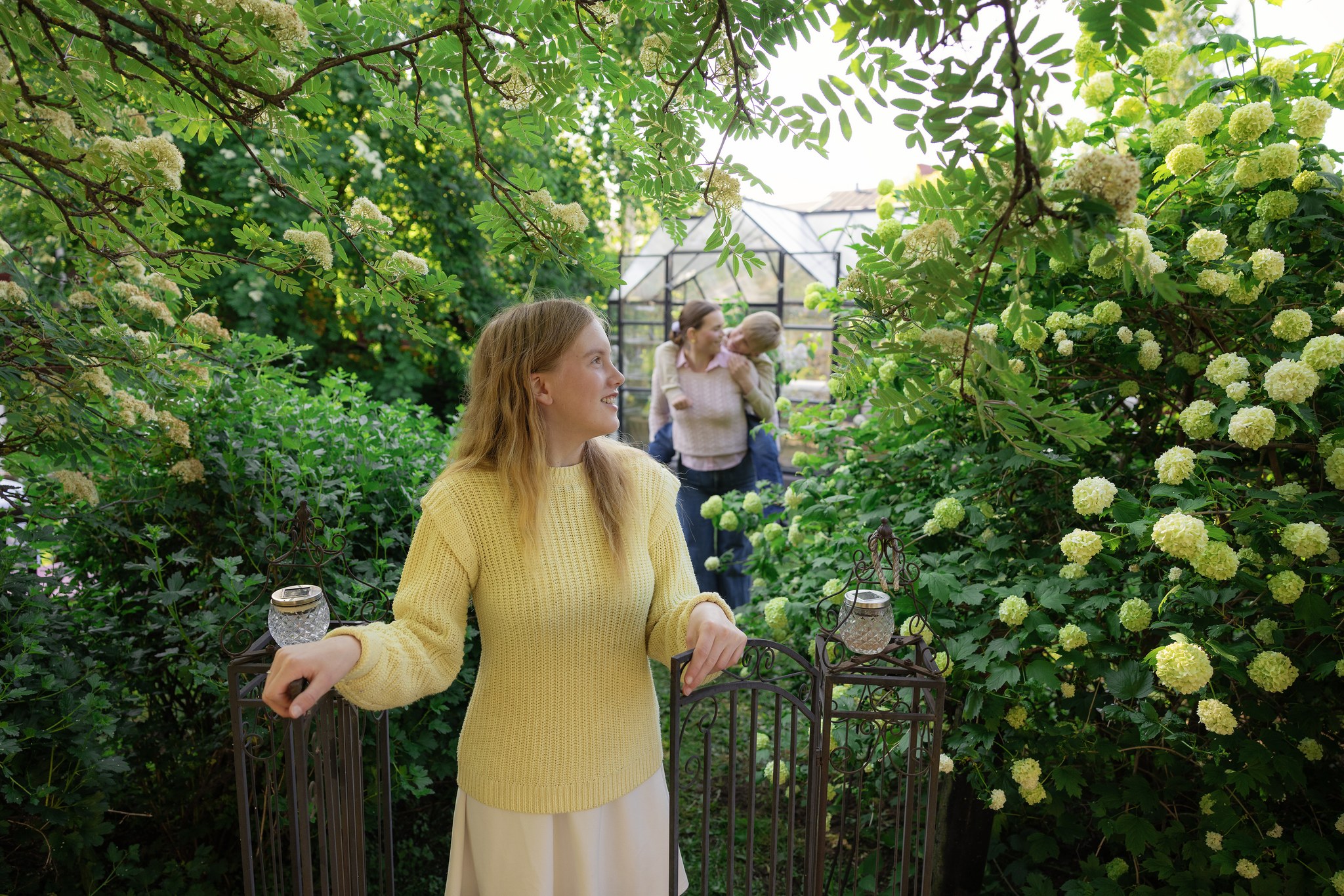 Perhe Katariinan Kamarin vehreässä puutarhassa Wanhassa Raahessa.