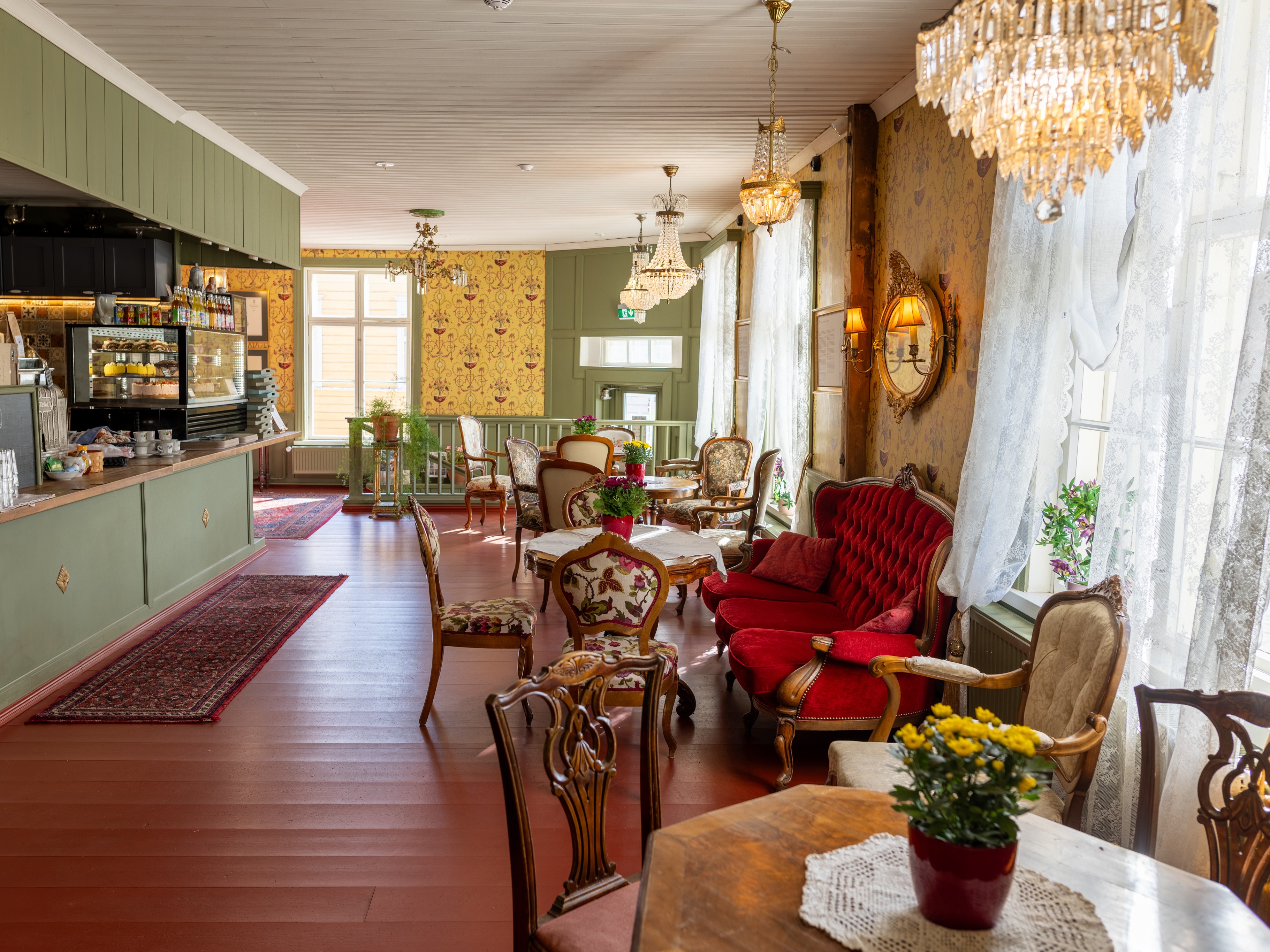 Langin Kauppahuoneen kahvilasali Wanhassa Raahessa.