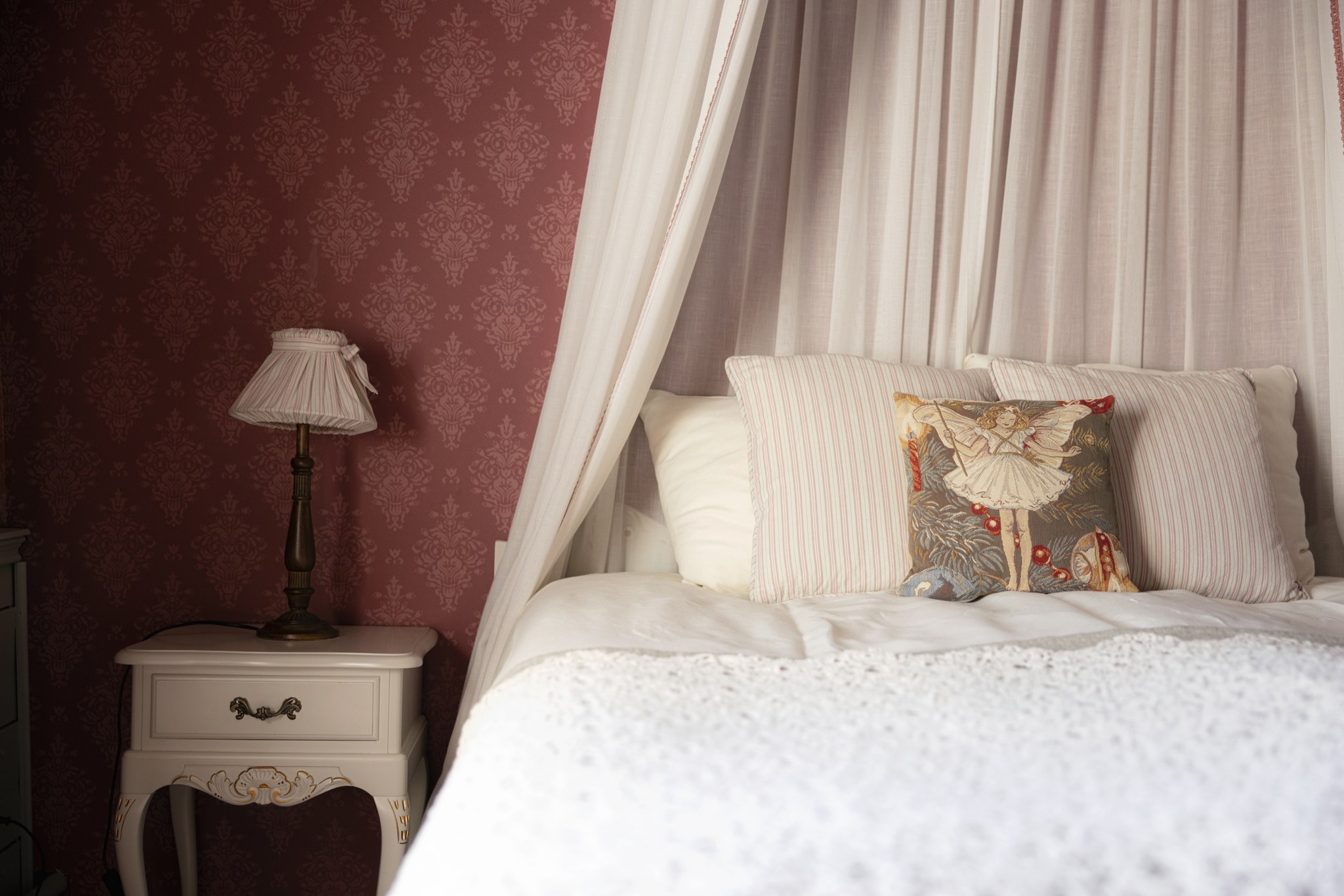 A hotel bed of Trade House of Lang.