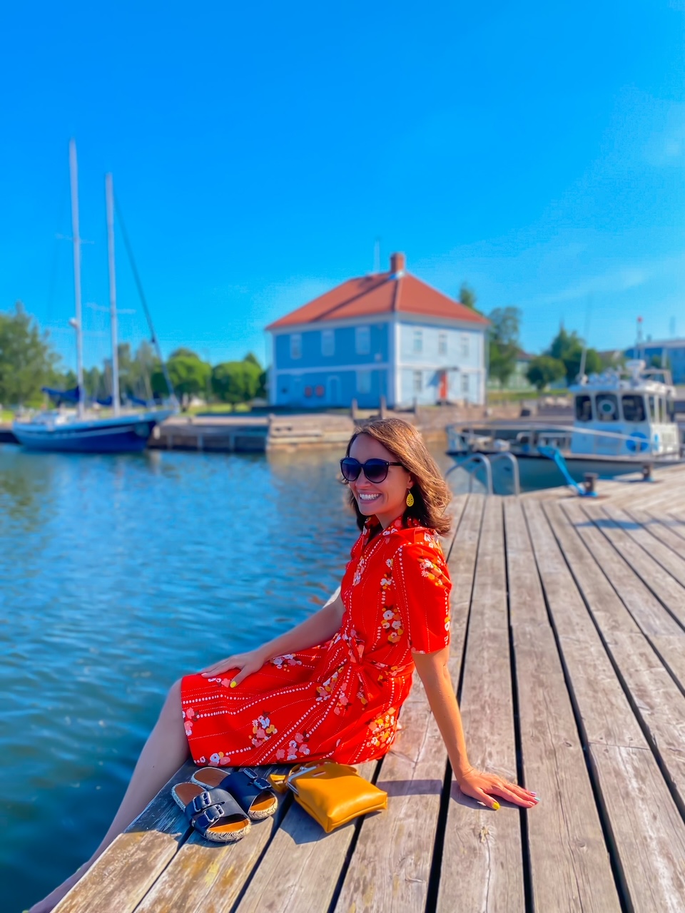 Vaikuttaja Elluyellow istumassa Raahen museonrannan laiturilla kesällä. 