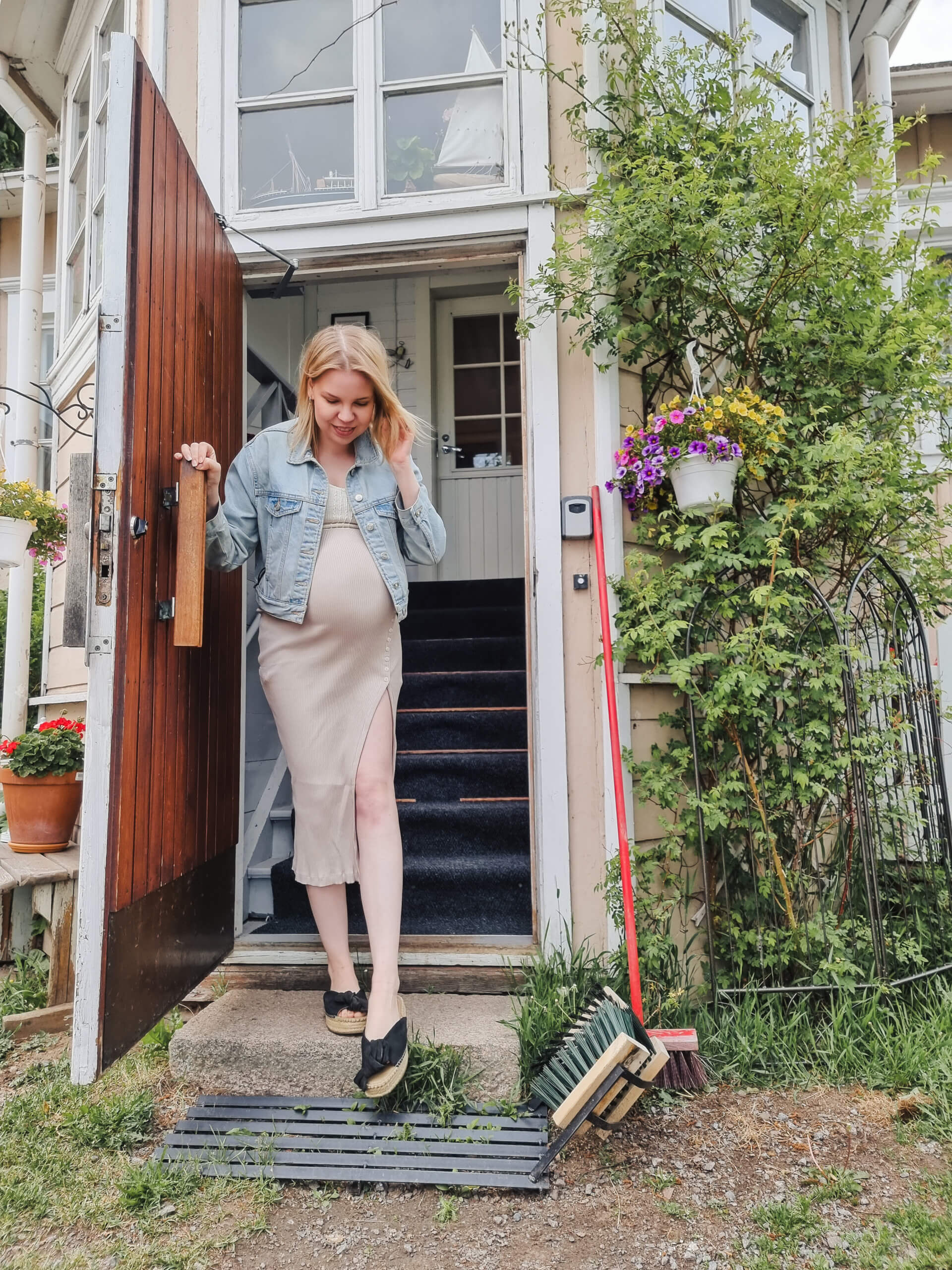 Vaikuttaja Iina Hyttinen Katariinan Kamarin ovella Wanhassa Raahessa.