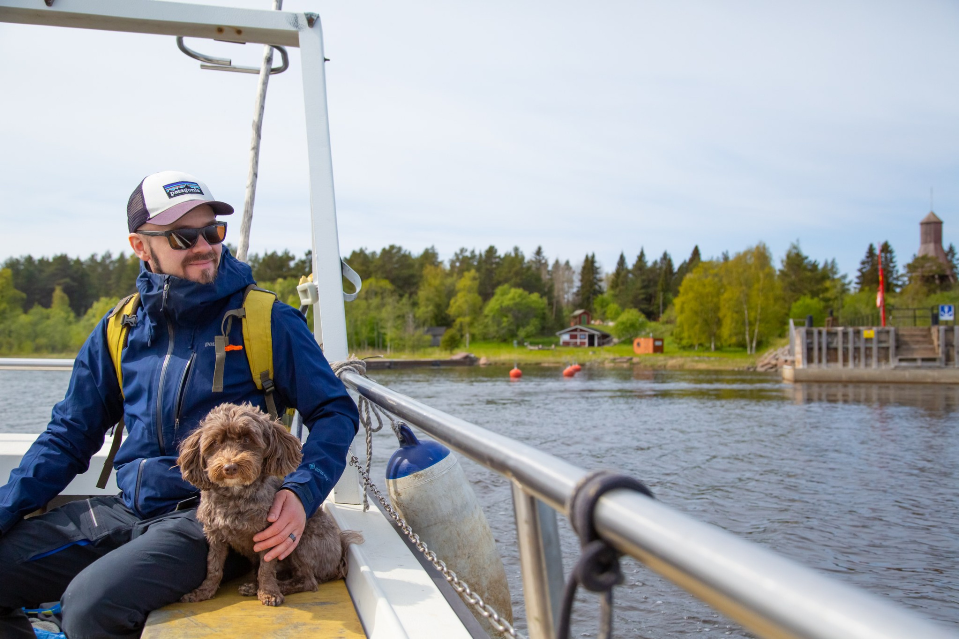 Mies kävelee laiturilla taskun saaressa Raahen saaristossa. Kesäristeilyt.