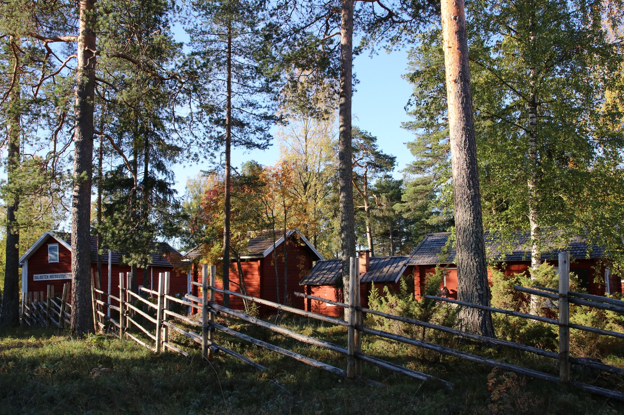 Saloisten kotiseutumuseon pihapiiri.