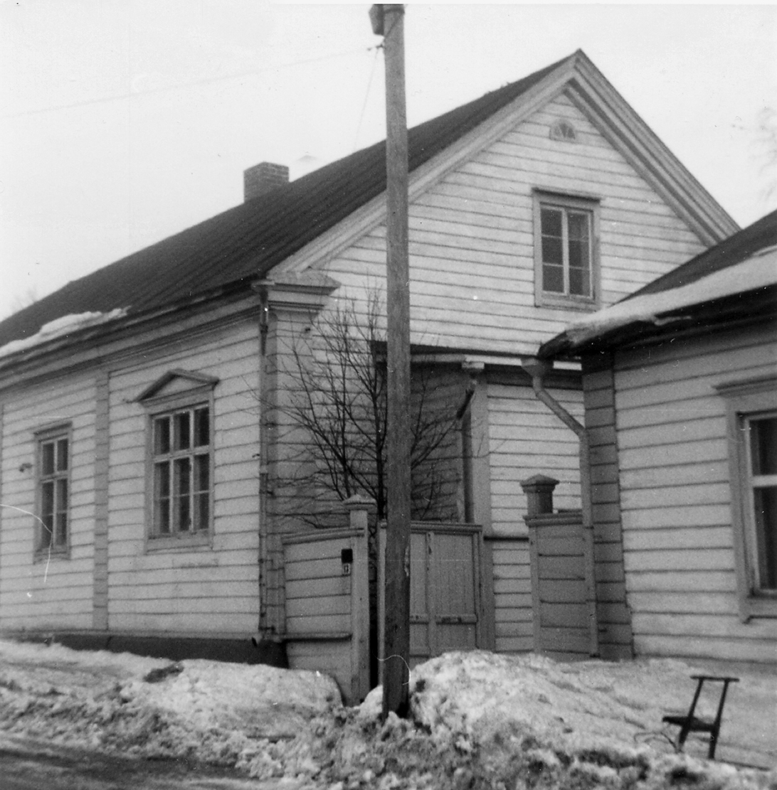 Vanha mustavalkoinen kuva Himangan talosta Wanhassa Raahessa.