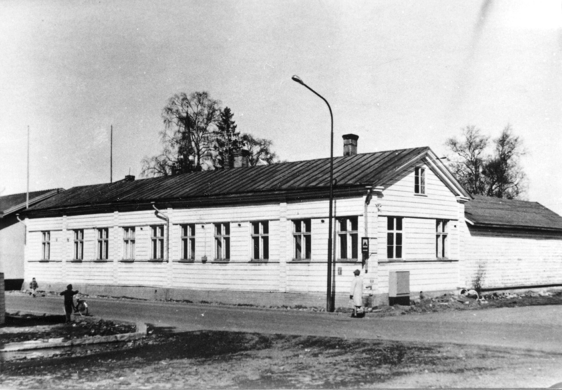 Vanha mustavalkoinen valokuva Ahlholmin talosta Wanhassa Raahessa.