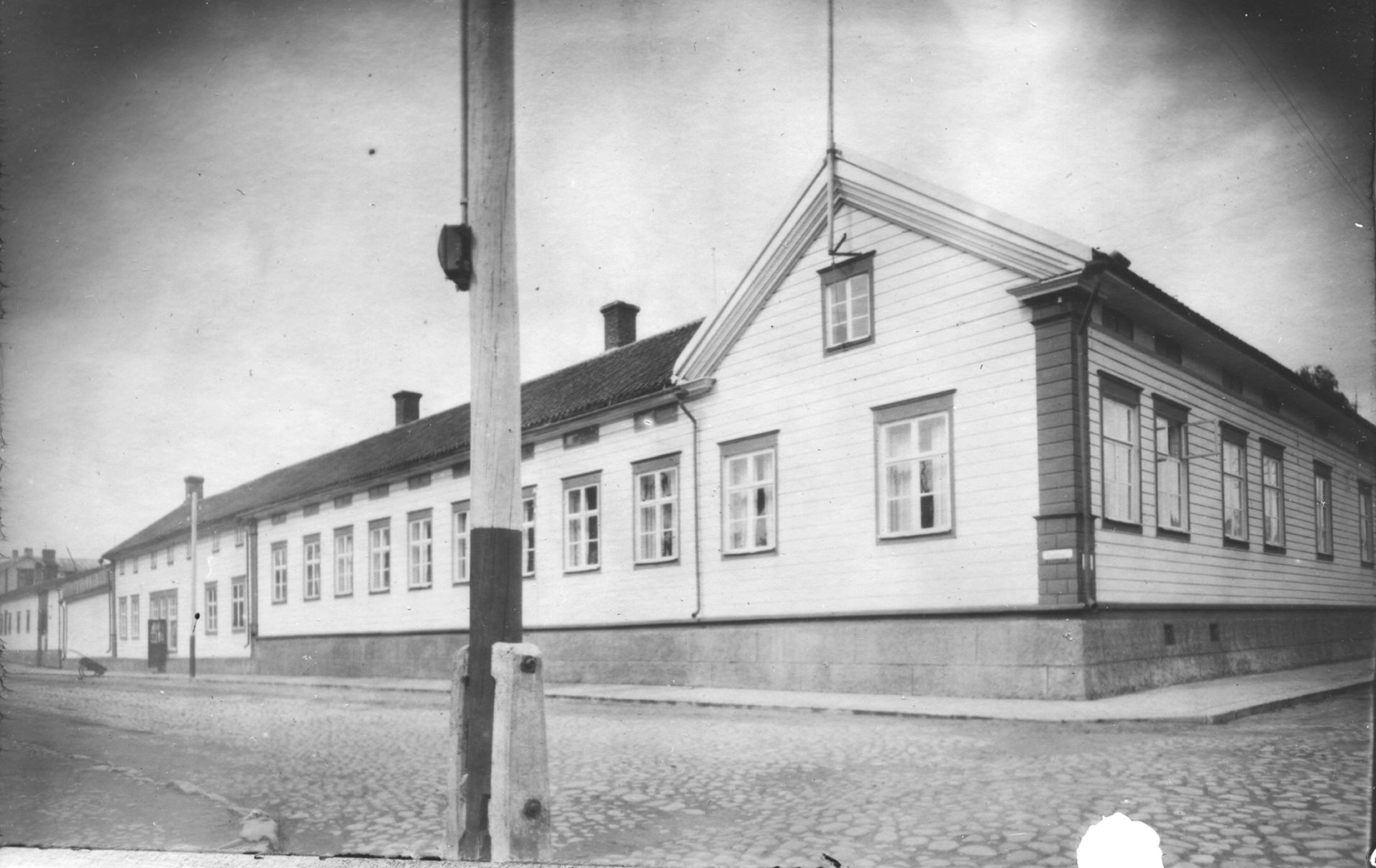 Vanha mustavalkoinen valokuva Nordströmin talon pihalta Wanhassa Raahessa.