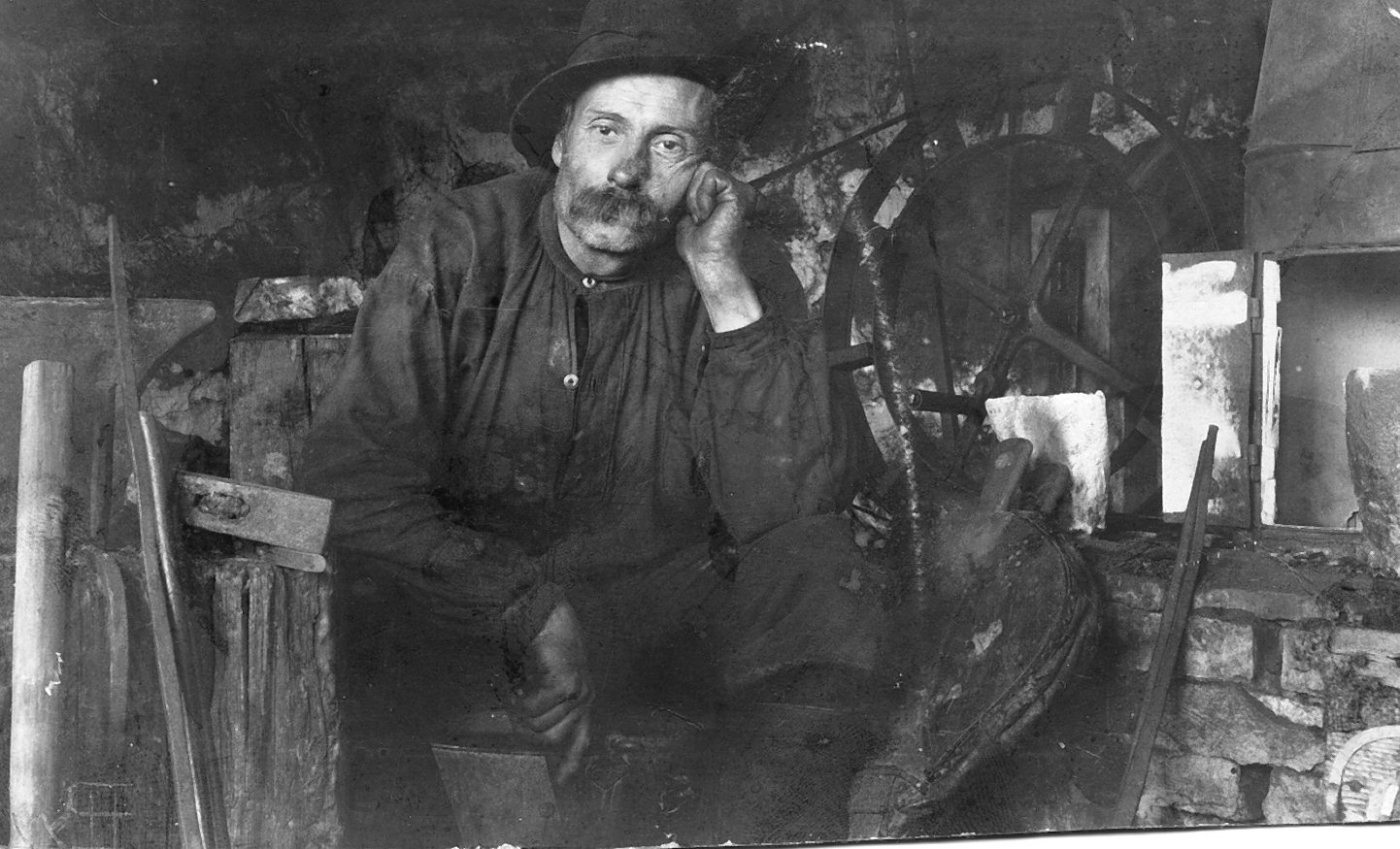 Vanha mustavalkoinen valokuva Adolf Fredrik Westmanista pajalla.