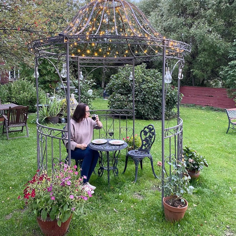 Willakatariinan pihapiirissä romanttisen katoksen alla evästellen.