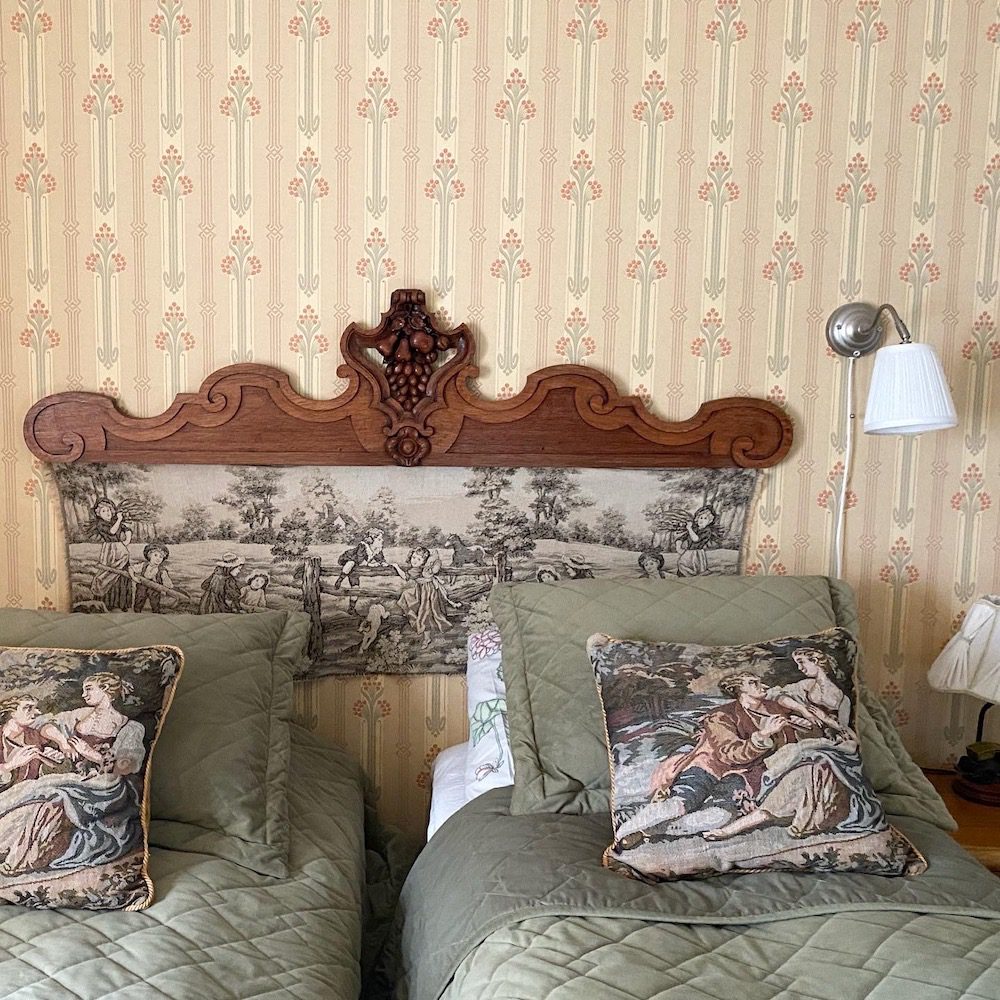 Katariinan kamarin makuuhuone vanhanaikainen tapetti ja sänky