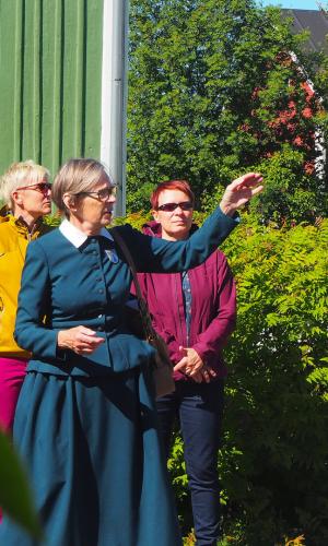 matkailuopas kertoo Wanhan Raahen tarinoina vanhassa pihapiirissä