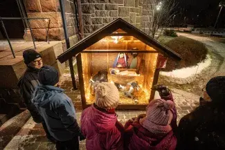People admiring the Old Town Raahe Advent Calendar.