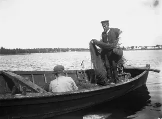 Vanha mustavalkoinen valokuva kalastajista Raahen Pikkulahdella