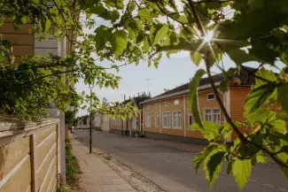 Kesäinen Cortenkatu Wanhassa Raahessa.