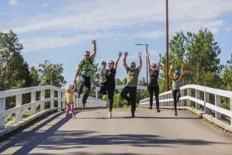 Iloisia aikuisia ja lapsia Etelänkylän Isosillalla Pyhäjoella.