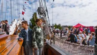 Raahen meripäivillä kaksi poikaa purjelaivan kannella