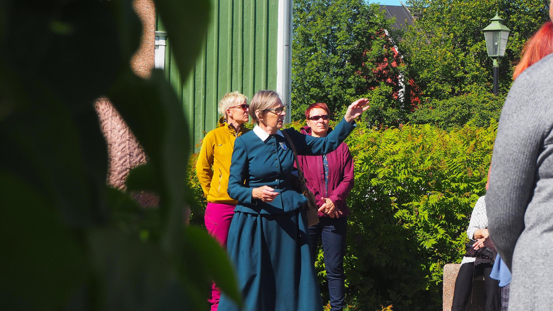 matkailuopas kertoo Wanhan Raahen tarinoina vanhassa pihapiirissä