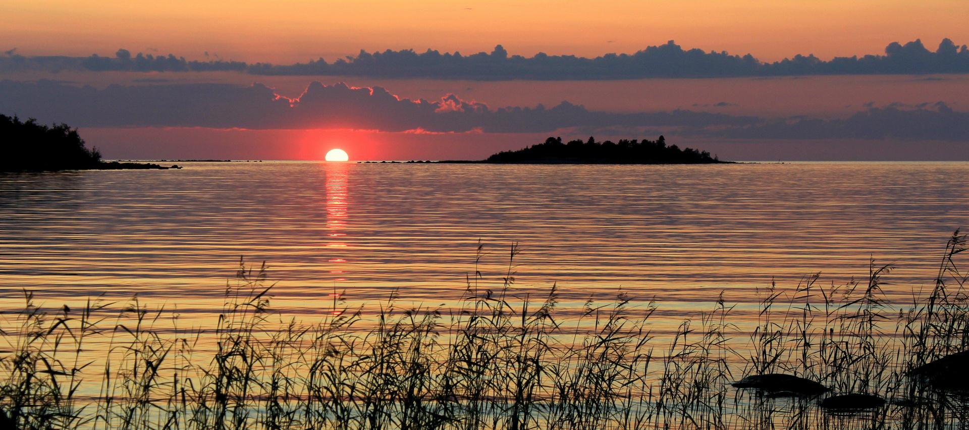 Auringonlasku Kylmäniemen rannalla kesällä.