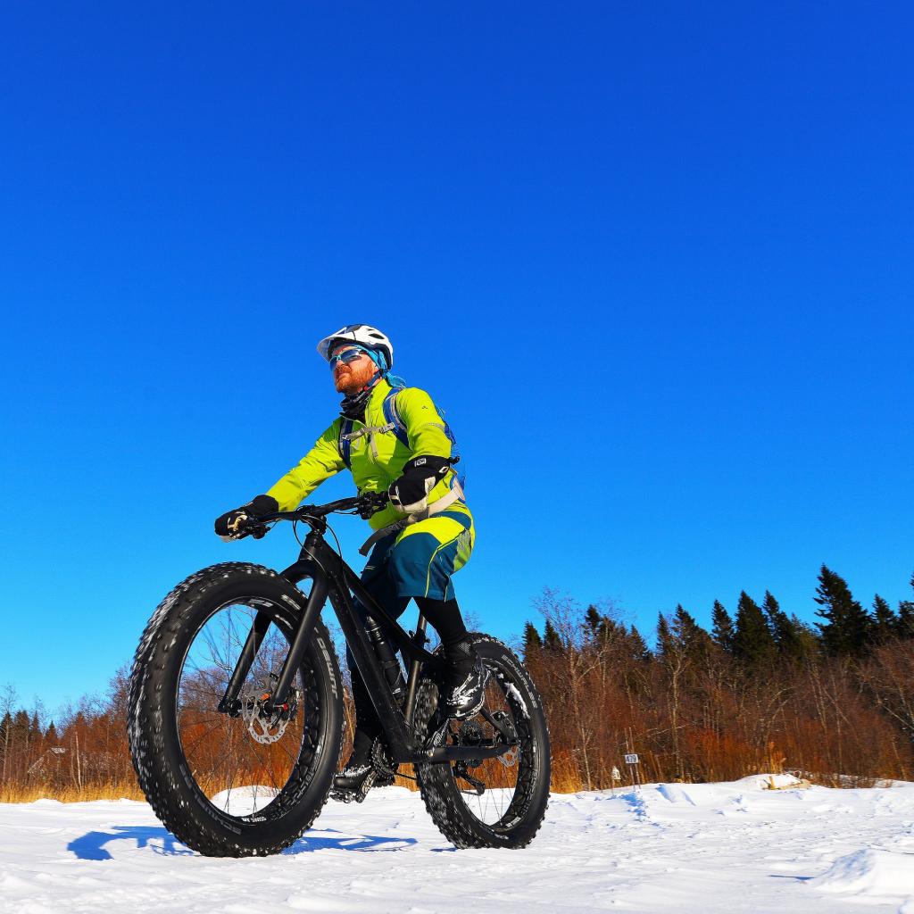 Fatbikeajaja Raahen edustan jäätynellä merellä retkeily